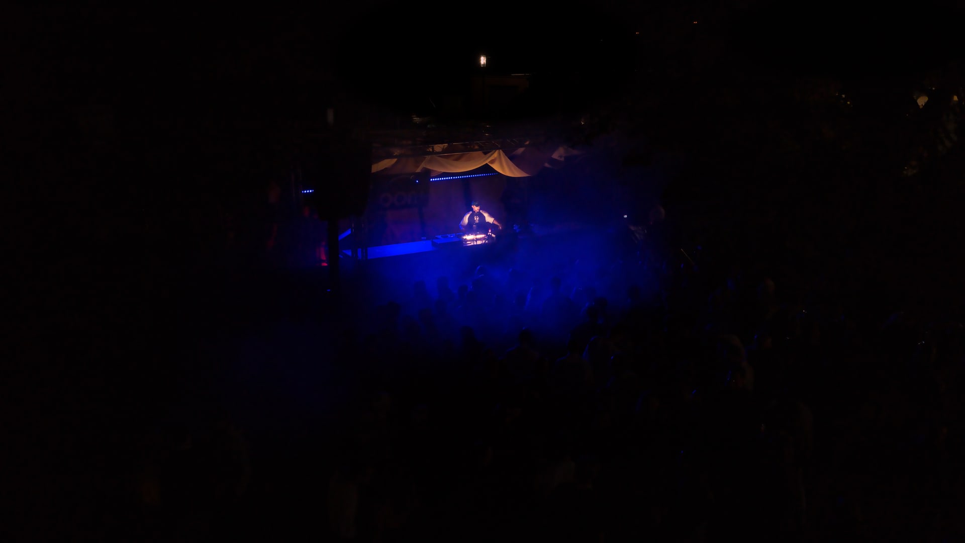 Luftaufnahme der Festivalbühne mit blauem Bühnenlicht